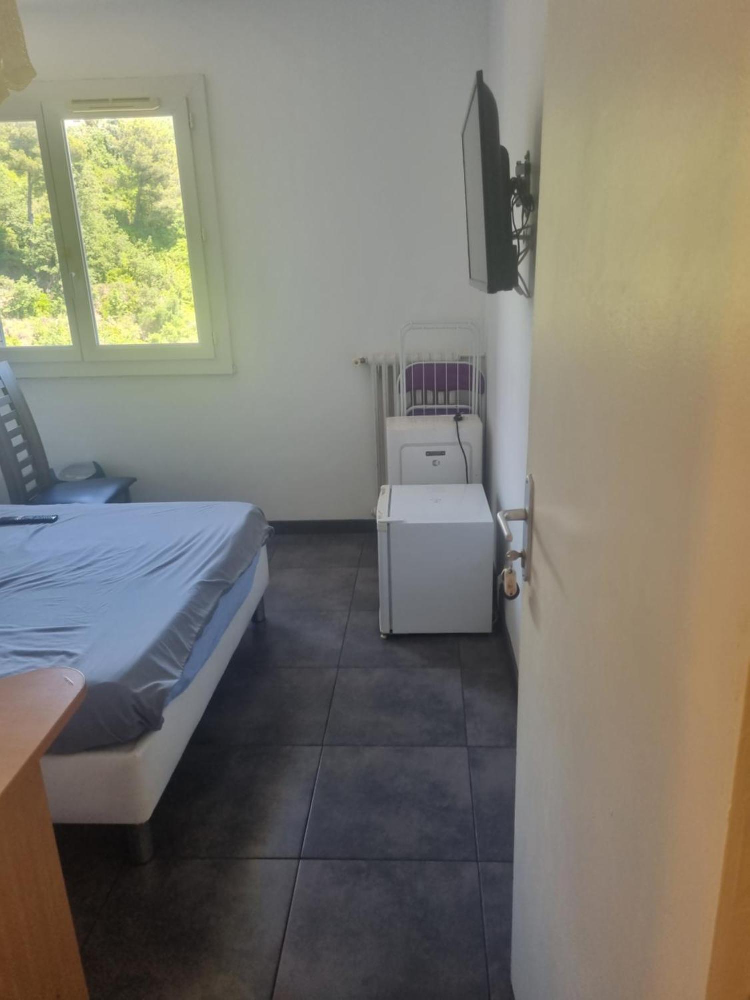 New Cheap Private Room, Kitchen , Overwieuw Sea,Tram On Spot, 12 Minutes From Nice Train Station With Tram , Beach In 17 Min Tram , Chambre Privee Pas Cher, Cuisine Equipee , Tram Sur Place, Apercu Mer, 12 Min De La Gare De Nice Avec Le Tram, 17 Min Rum bild